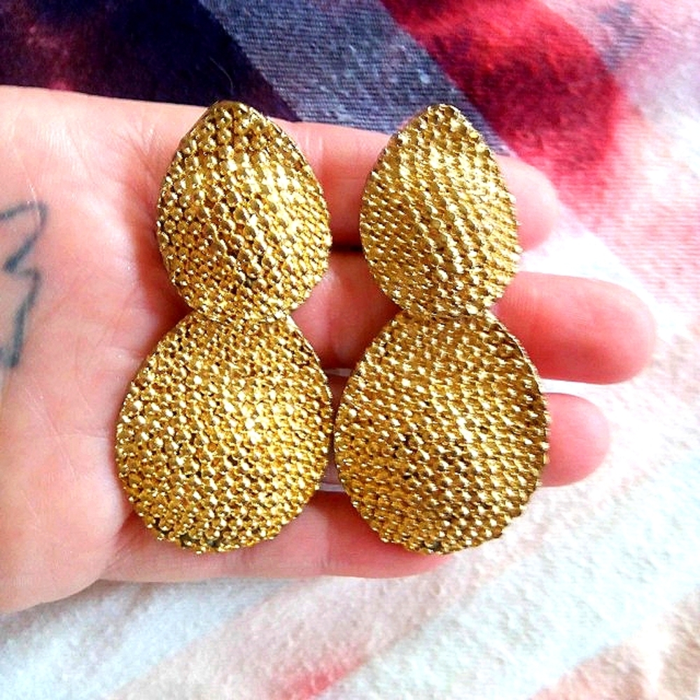 ❤ Vintage CLIP ON Gold Textured Sheild Drop Earrings 80s Anthro Style!